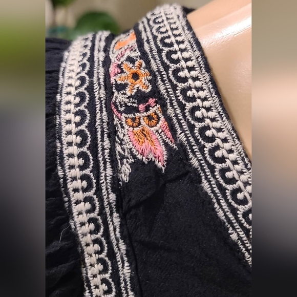 American Eagle set / black , crop and Shorts, embroidered , size small. - Picture 3 of 8